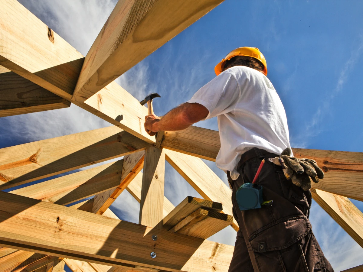 Holzkonstruktion auf einer Baustelle